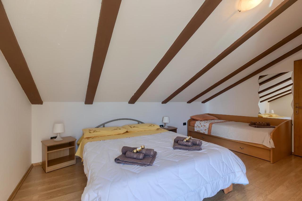 Apartments Ari And Bonnie - Cozy With Roof Terrace Pula Ngoại thất bức ảnh